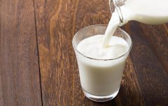 脱脂牛奶是否更健康？全脂奶没有那么糟